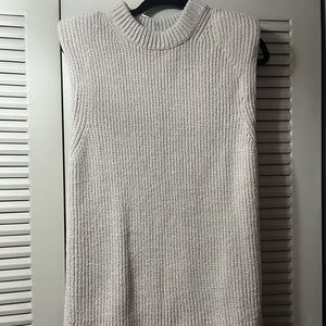 Sleeveless sweater. Padded shoulders.